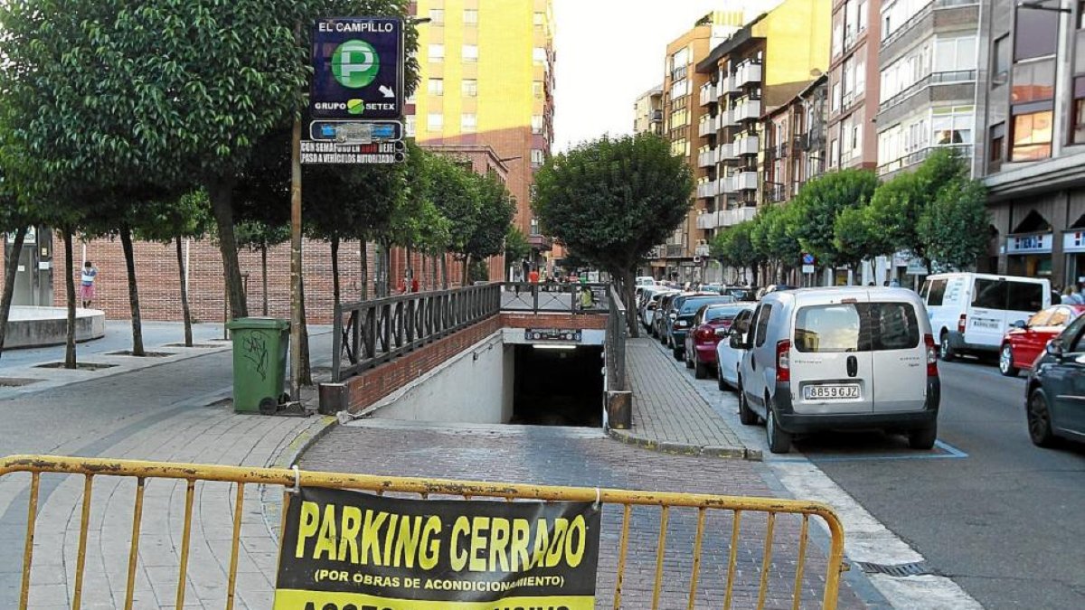 Entrada al aparcamiento del mercado del Campillo, cerrado en febrero de 2014.-E. M.