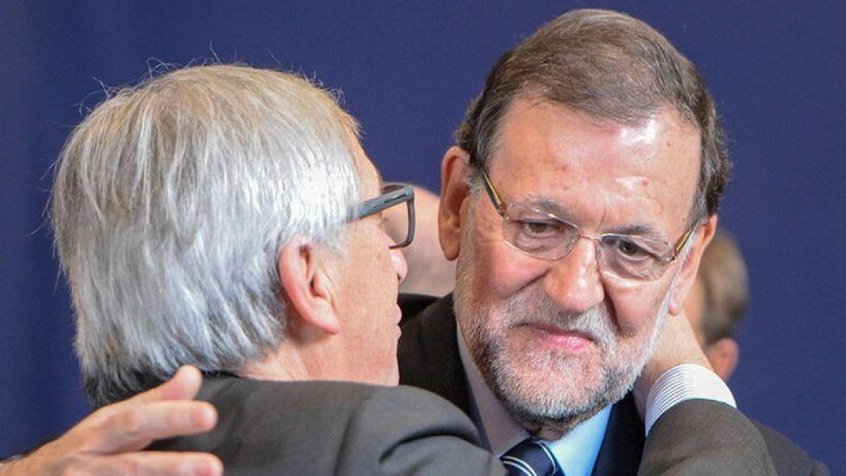 El presidente de la Comisón Europea, Jean-Claude Juncker, saluda a Rajoy, en el 2015.-EFE / STEPHANIE LECOCO