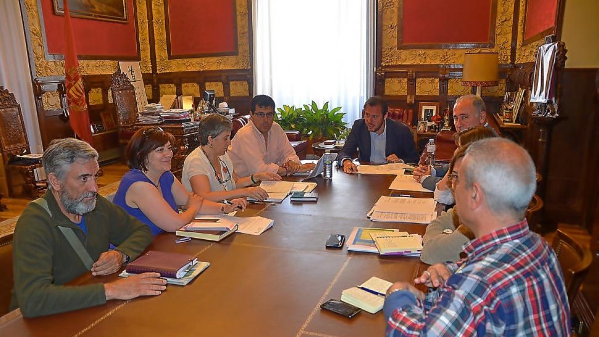 El alcalde y los concejales de Participación Ciudadana y Hacienda, reunidos ayer con la federación Antonio Machado.-E. M.