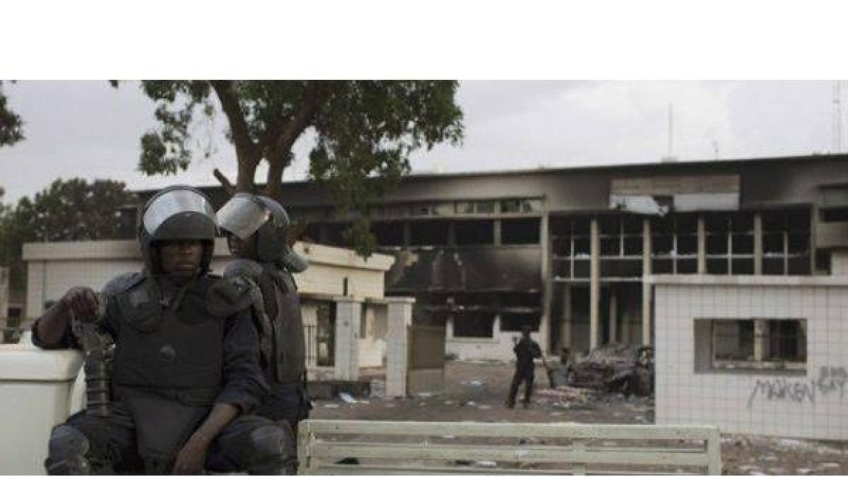 La guardia nacional custodia el edificio del Parlamento de Burkina Faso, ayer, en Uagadugú.-Foto: REUTERS / JOE PENNEY