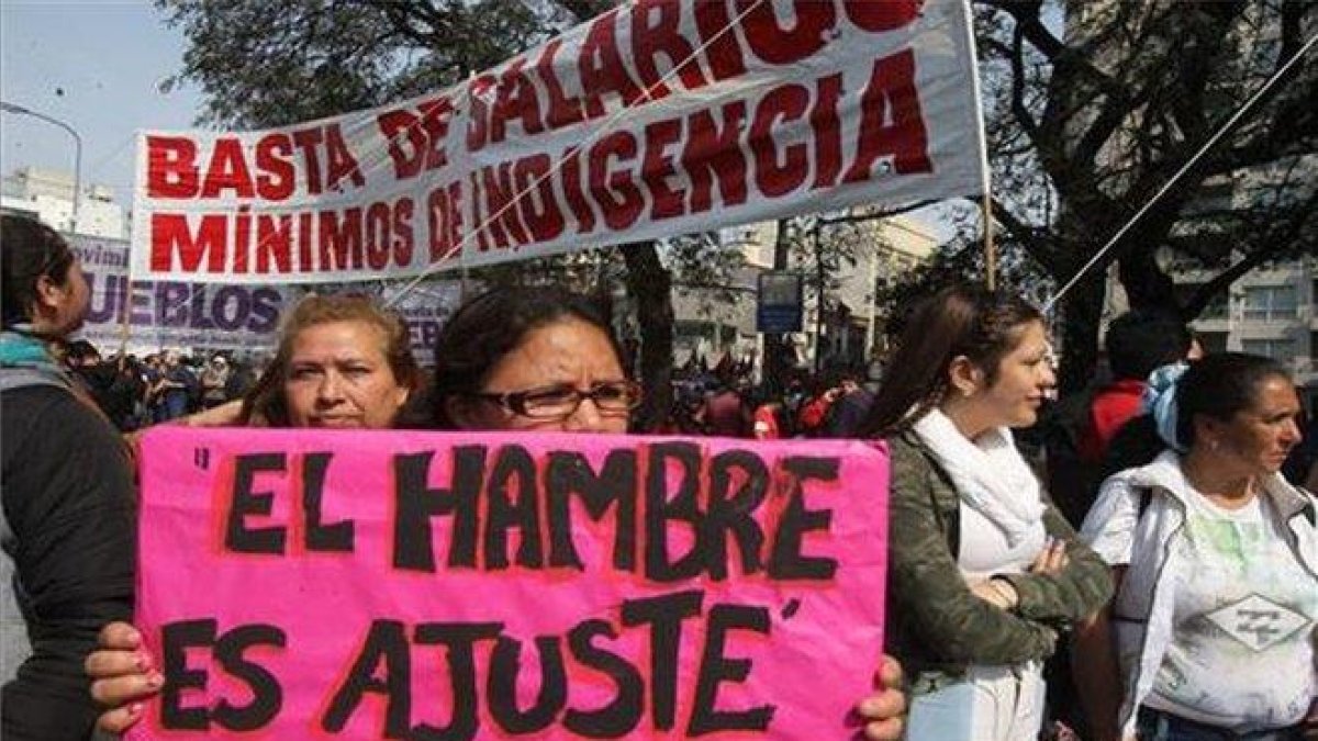 Personas en Argentina protestan por la grave crisis económica.-EFE