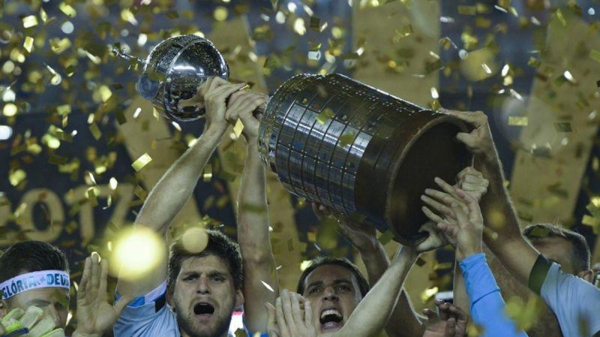 Los jugadores del Gremio levantan la Copa Libertadores del 2017.-JUAN MABROMATA (AFP)