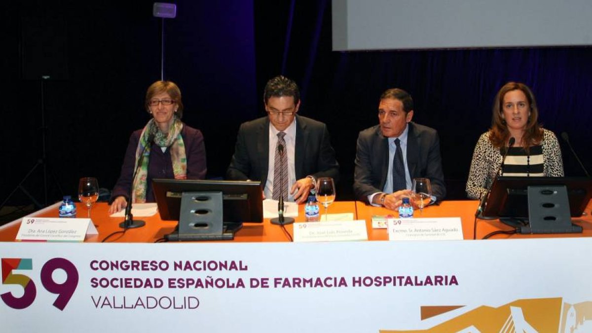 El consejero de Sanidad, Antonio María Sáez, la presidenta del Comité Organizador del Congreso, Mercedes Godoy, el presidente de la SEFH y de la Fundación FH, José Luis Poveda y la presidenta del Comité Científico del Congreso, Ana López-Ical