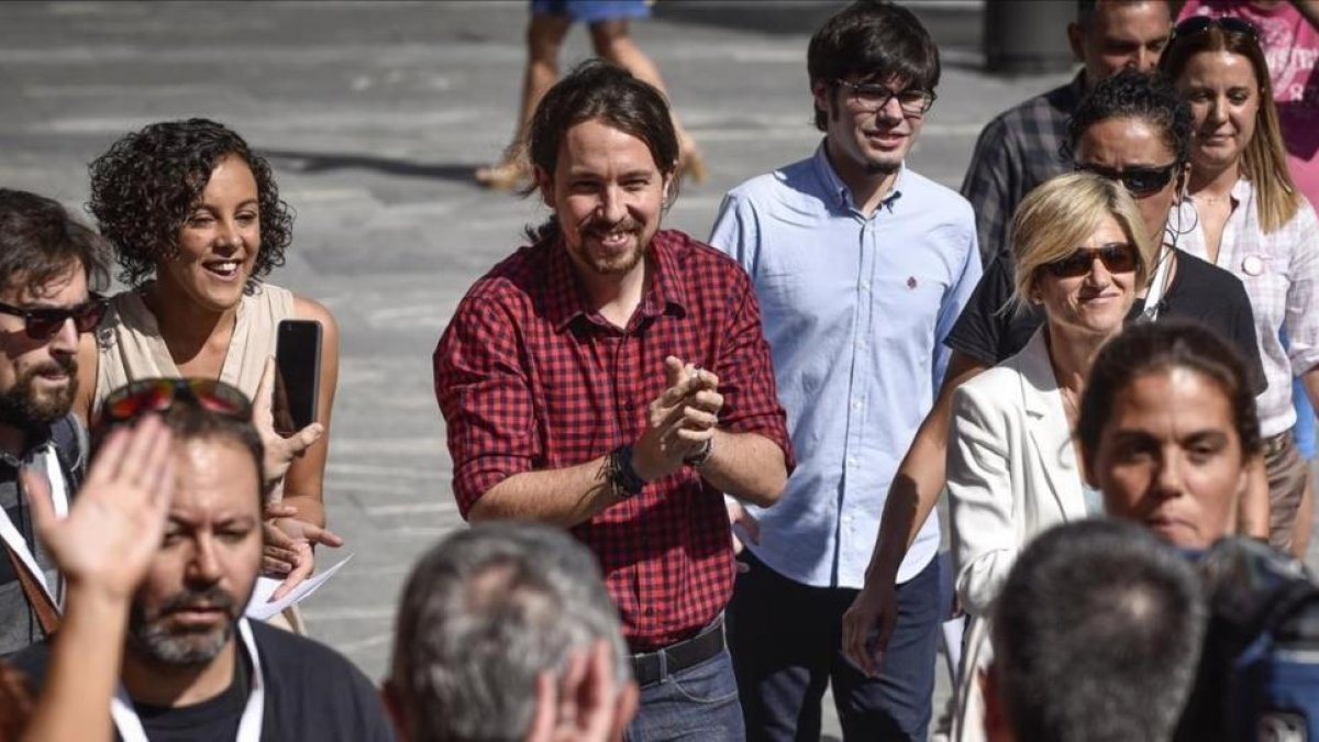 El líder de Podemos, Pablo Iglesias, acompañado por la candidata a lehendakari, Pili Zabala-Miguel Tona
