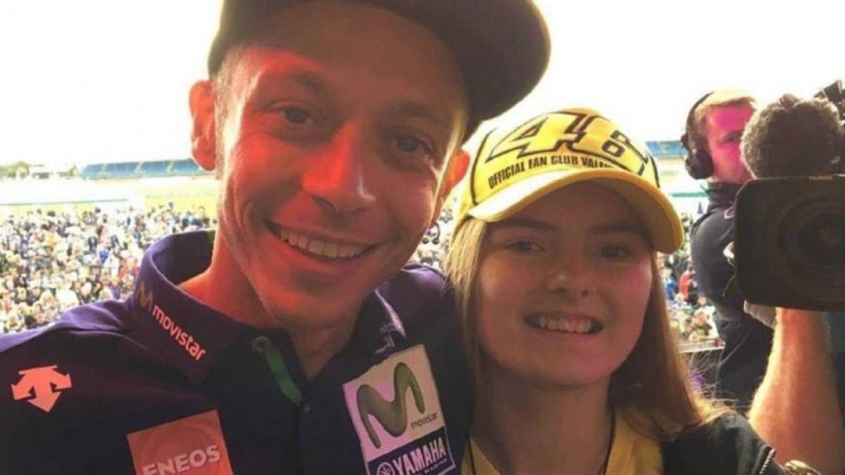 La británica Kirsten Tilley abonó, en una subasta benéfica, 3.500 euros para hacerse, el jueves, este selfie con Valentino Rossi-