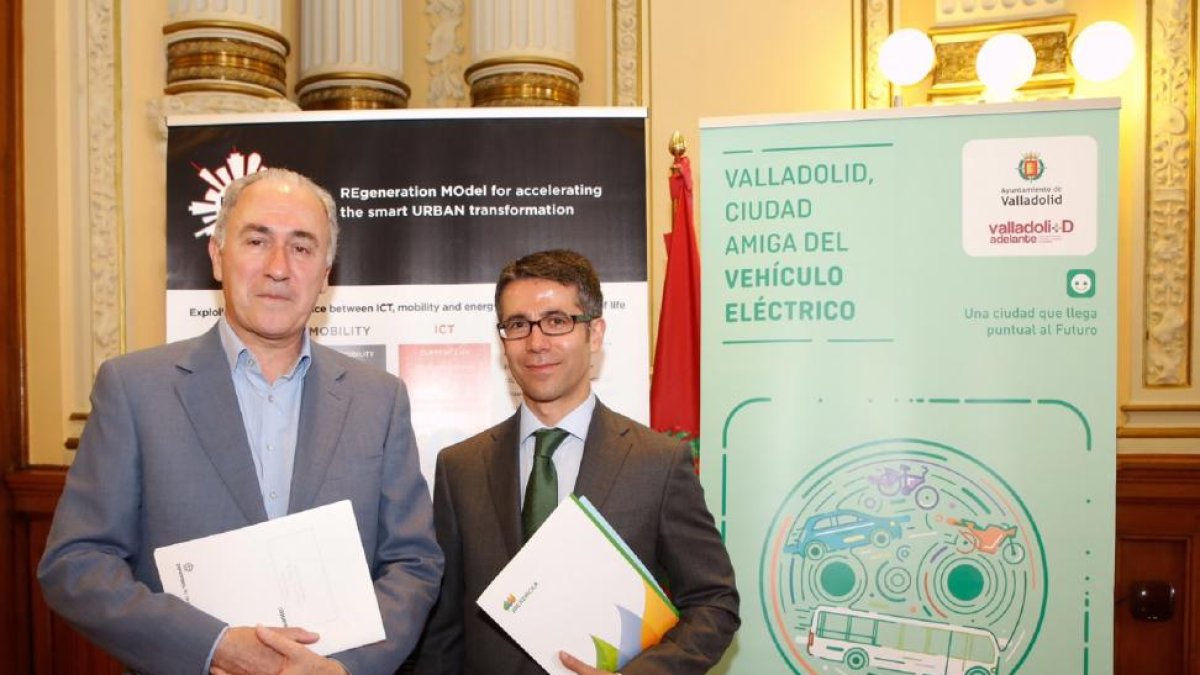 El concejal de Hacienda, Función Pública y Promoción Económica, Antonio Gato, y el delegado comercial de Iberdrola en Castilla y León, Celiano García, durante la firma del convenio.-ICAL