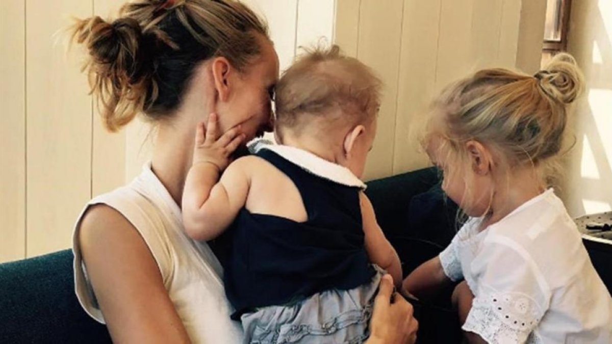 Vanesa Lorenzo, con sus hijas María, en brazos, y Manuela.-INSTAGRAM