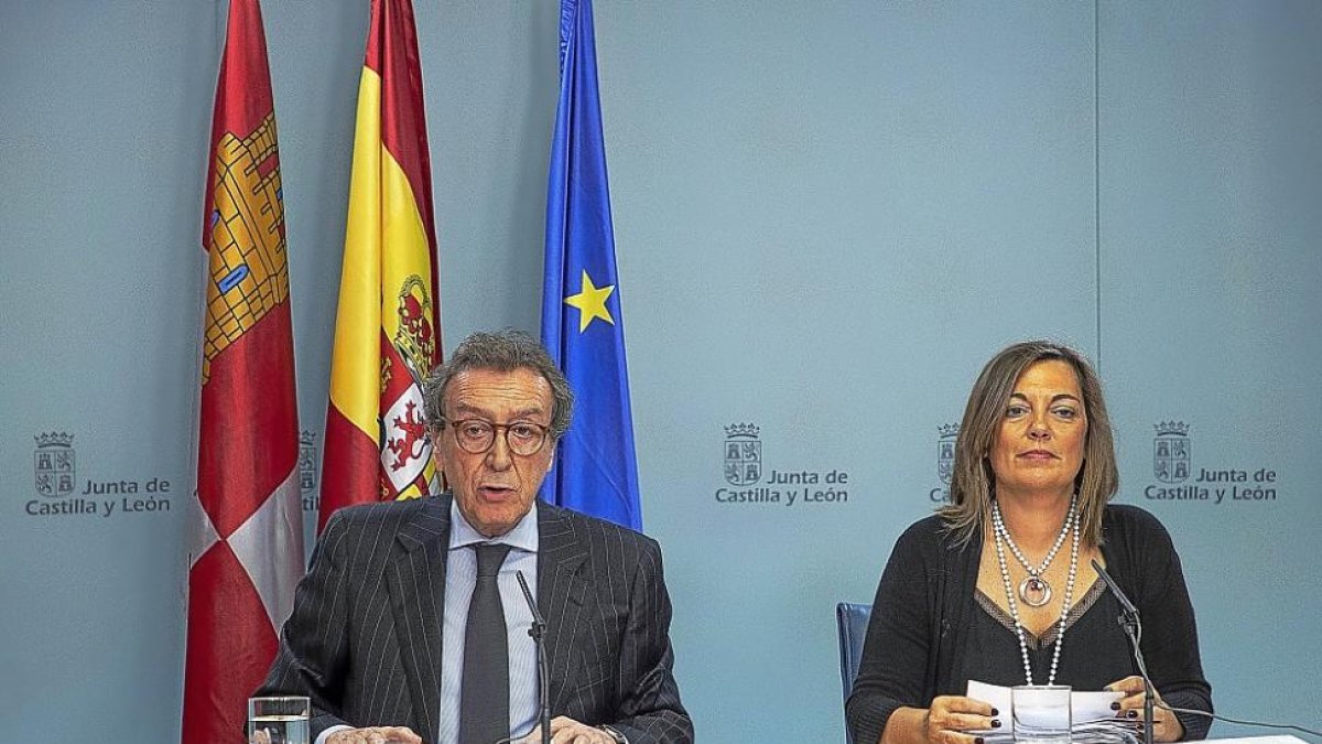 El vicepresidente de la Junta, José Antonio De Santiago-Juárez, y la portavoz, Milagros Marcos.-ICAL