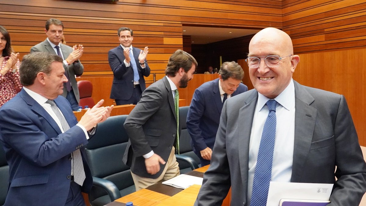 Jesús Julio Carnero, recibido con aplausos de la bancada 'popular' a su llegada al pleno de las Cortes.- ICAL
