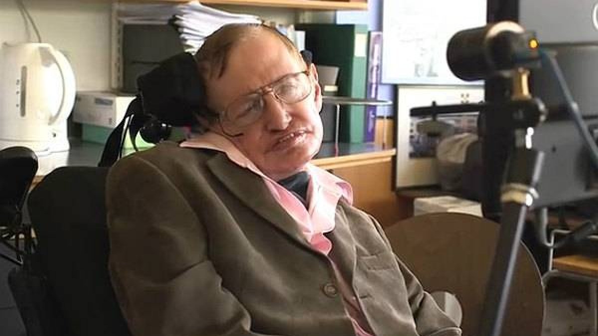 El eminente físico inglés ha versionado un clásico de los Monty Python.-Foto: YOUTUBE