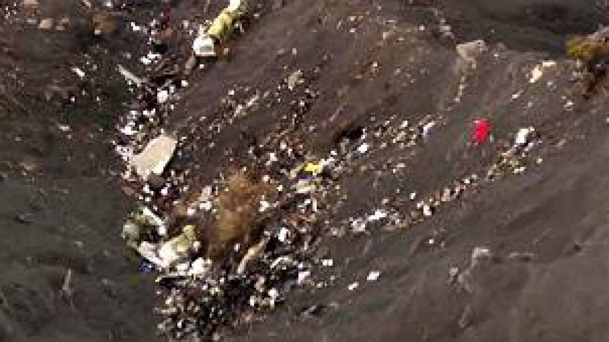 Imágenes de los restos del avión de Germanwings estrellado en los Alpes-