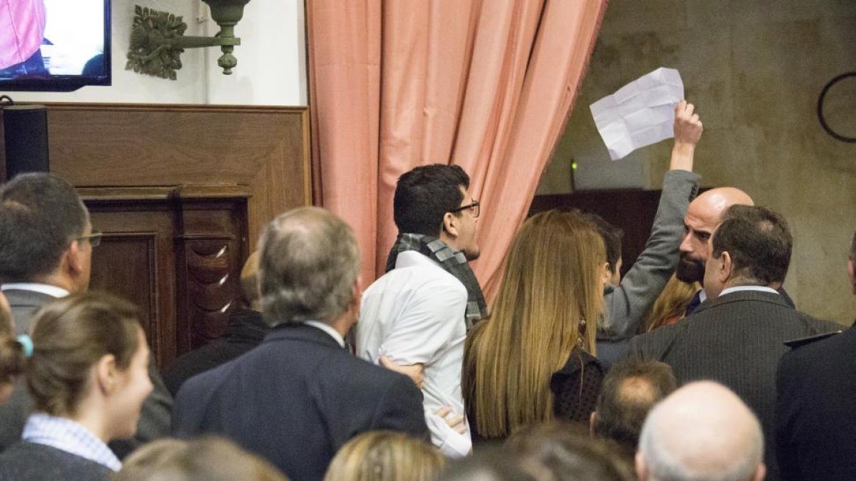 En la imagen unos estudiantes protestan en el curso del acto.-DAVID ARRANZ / ICAL