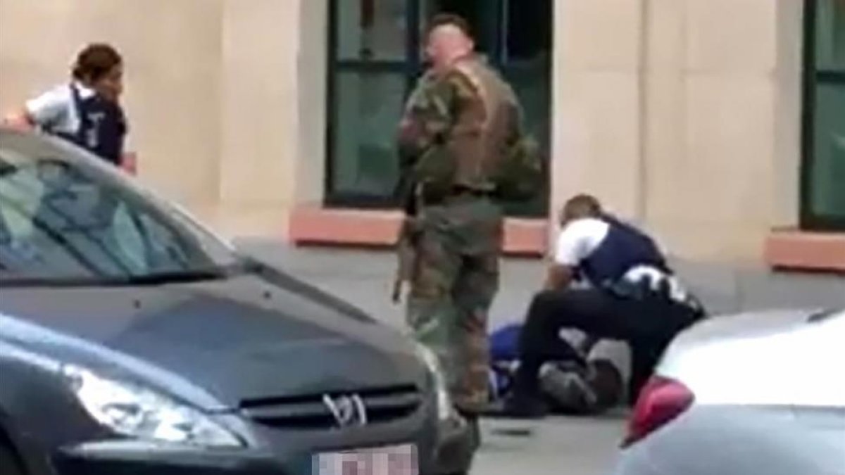 El agresor de dos soldados en Bruselas, abatido en el suelo-AFP