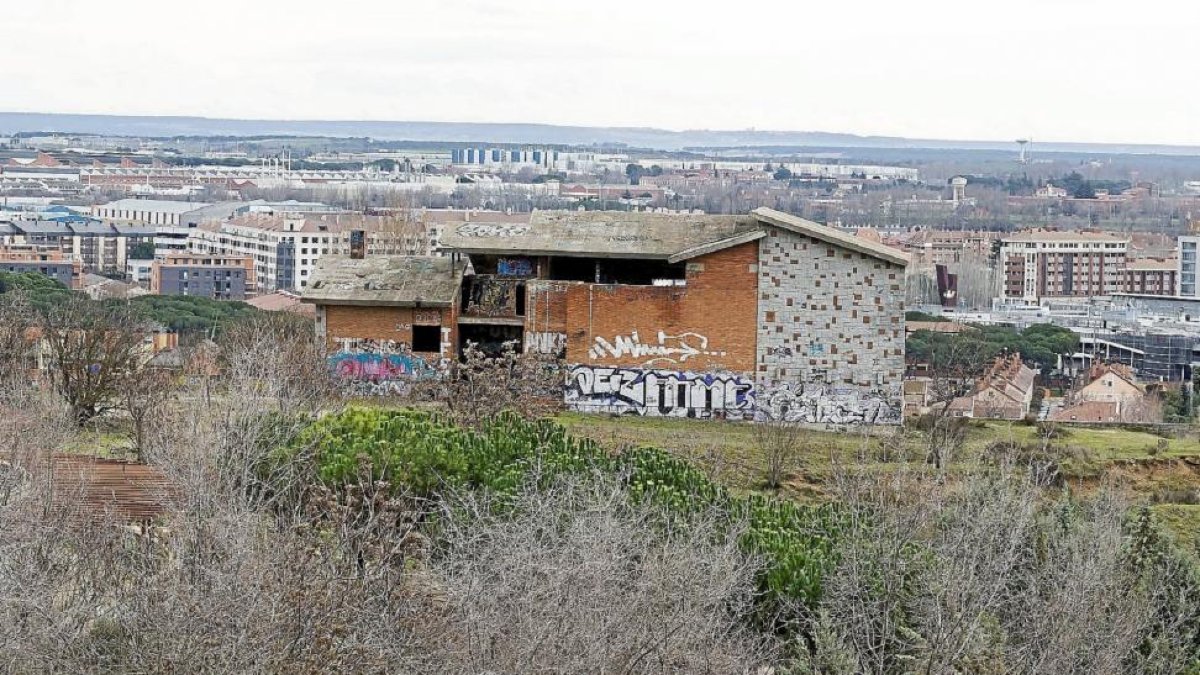 El edificio abandonado en la ladera sur de Parquesol.-PHOTOGENIC