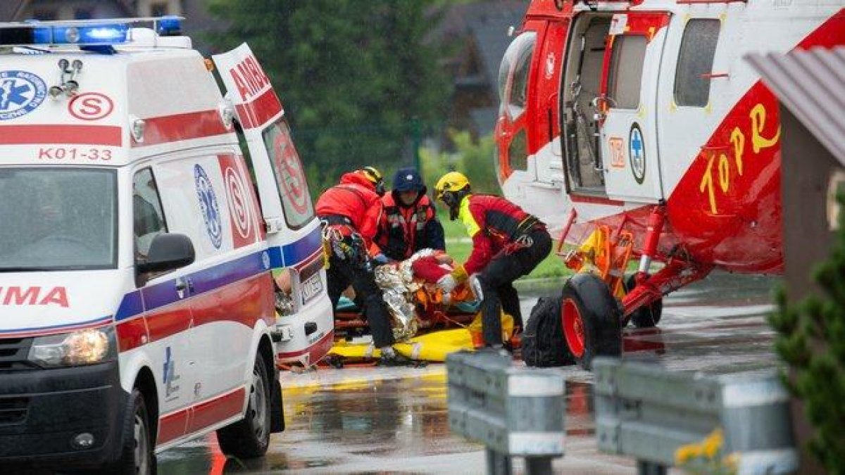 Los equipos de rescate polacos asisten a una persona alcanzada por la tormenta eléctrica en Zakopane, este jueves.-AFP / PIOTR KORCZAK