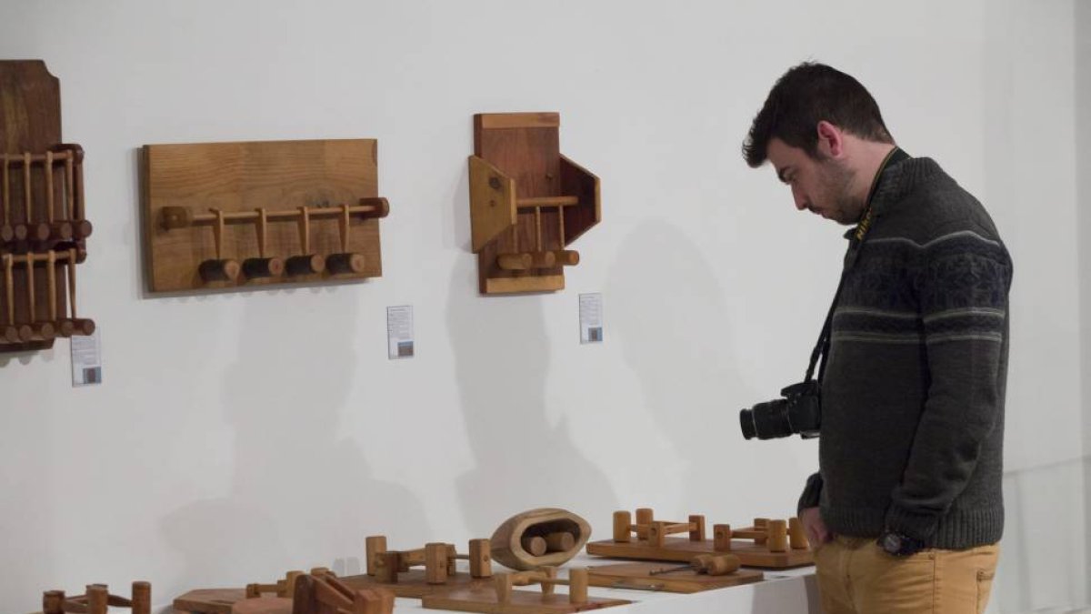 Un visitante observa los elementos de la exposición 'Sonidos de Semana Santa'-Pablo Requejo