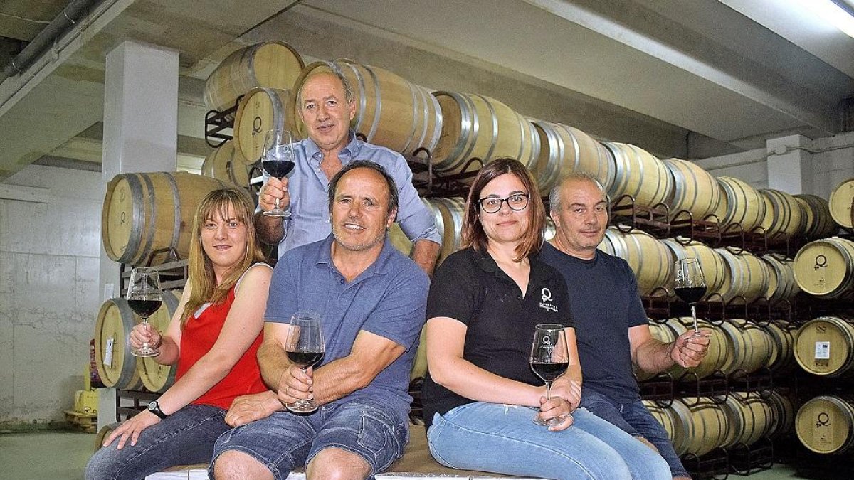 De izda. a dcha.: Marta Román (enóloga); Carmelo Benito (detrás, tesorero); Julio Andrés Romaniega (presidente); Ángela Benito (Administración); y Basilio Benito (bodeguero).-ARGICOMUNICACIÓN