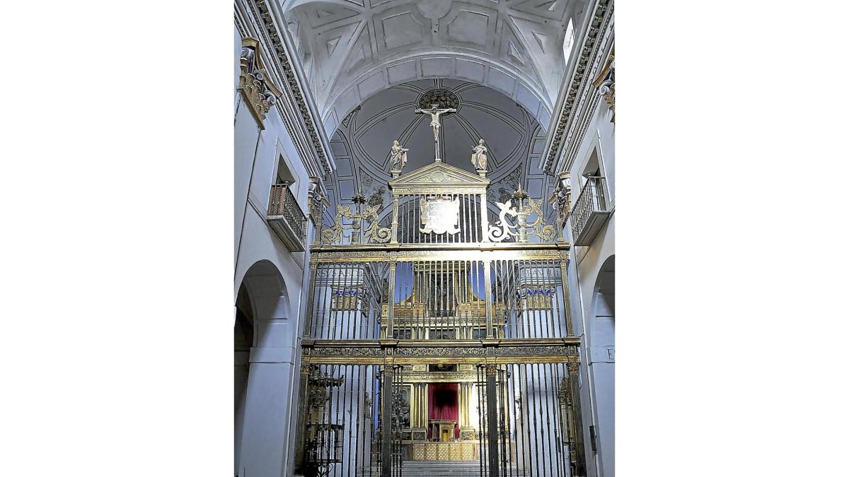 Interior de la Iglesia del Hospital Simón Ruiz, con su peculiar rejería.-S. G. C.