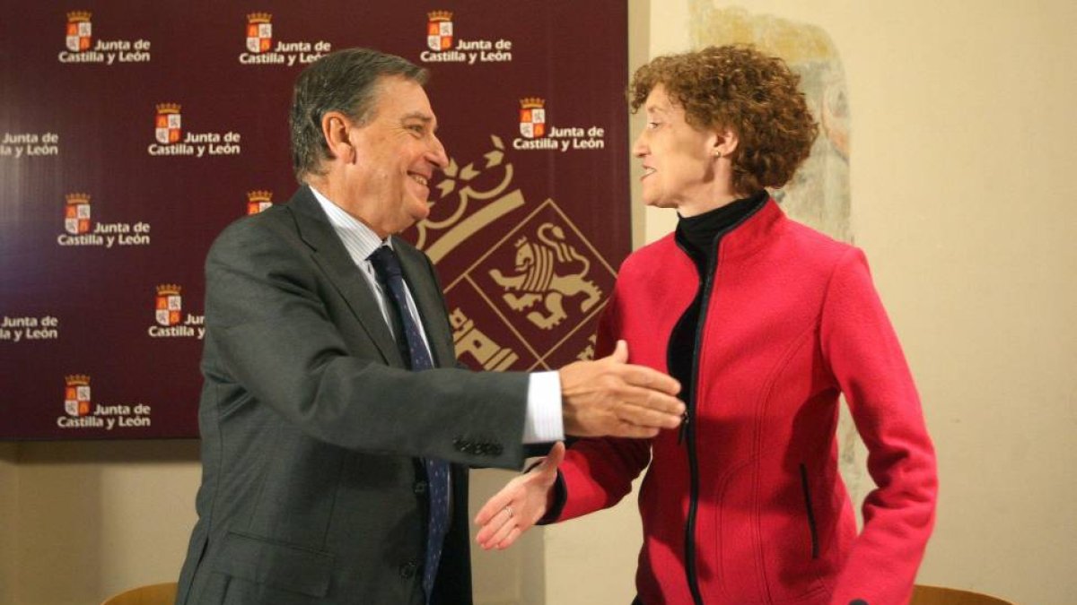 El consejero de Educación, Juan José Mateos, y la agregada cultural de la Embajada Estadounidense, Amy Bliss, firman un convenio de colaboración-Ical