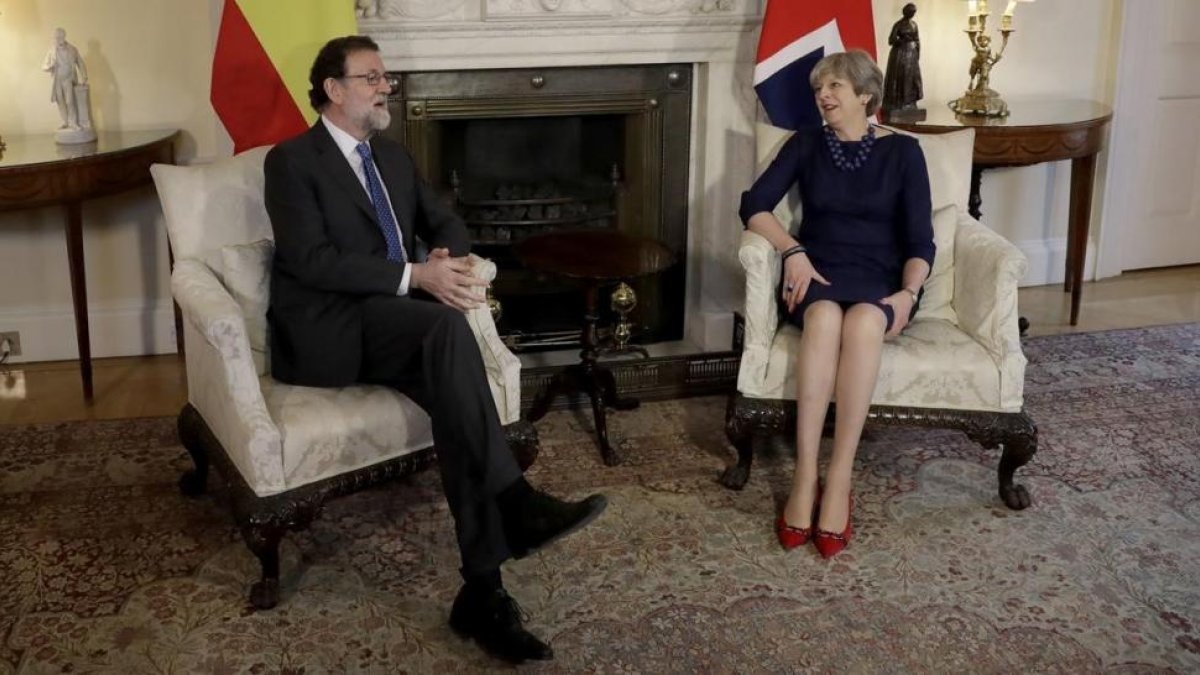 La primera ministra británica, Theresa May, junto al presidente Mariano Rajoy, en Downing Street.-MATT DUNHAM (AP)