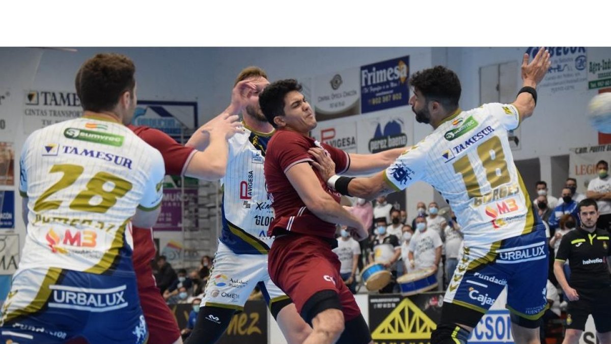 Basualdo, del Recoletas es parado por el jugador local Borges./ LOF