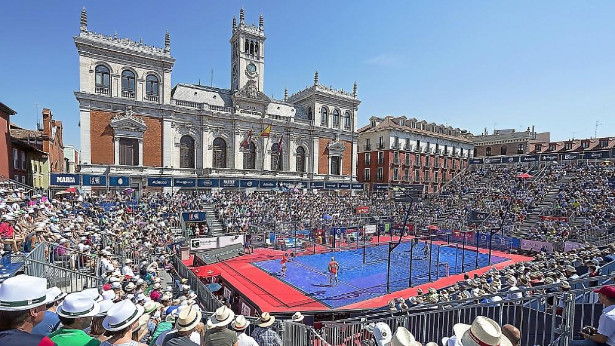 Panorámica de la Plaza Mayor durante la celebración del Open de Valladolid, prueba incluida en el World Padel Tour.-M. A. SANTOS