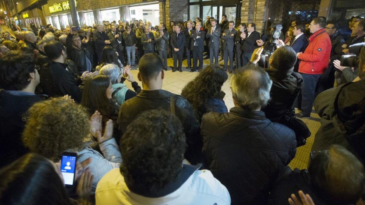 EL CORREO DE BURGOS. Los compañeros de Yolanda Pascual se concentraron a las 20 horas de la tarde frente a la puerta de las instalaciones del rotativo. Acompañaron  a profesionales y amigos unas 200 personas que mostraron su repulsa por el terrible suceso-RAÚL G. OCHOA