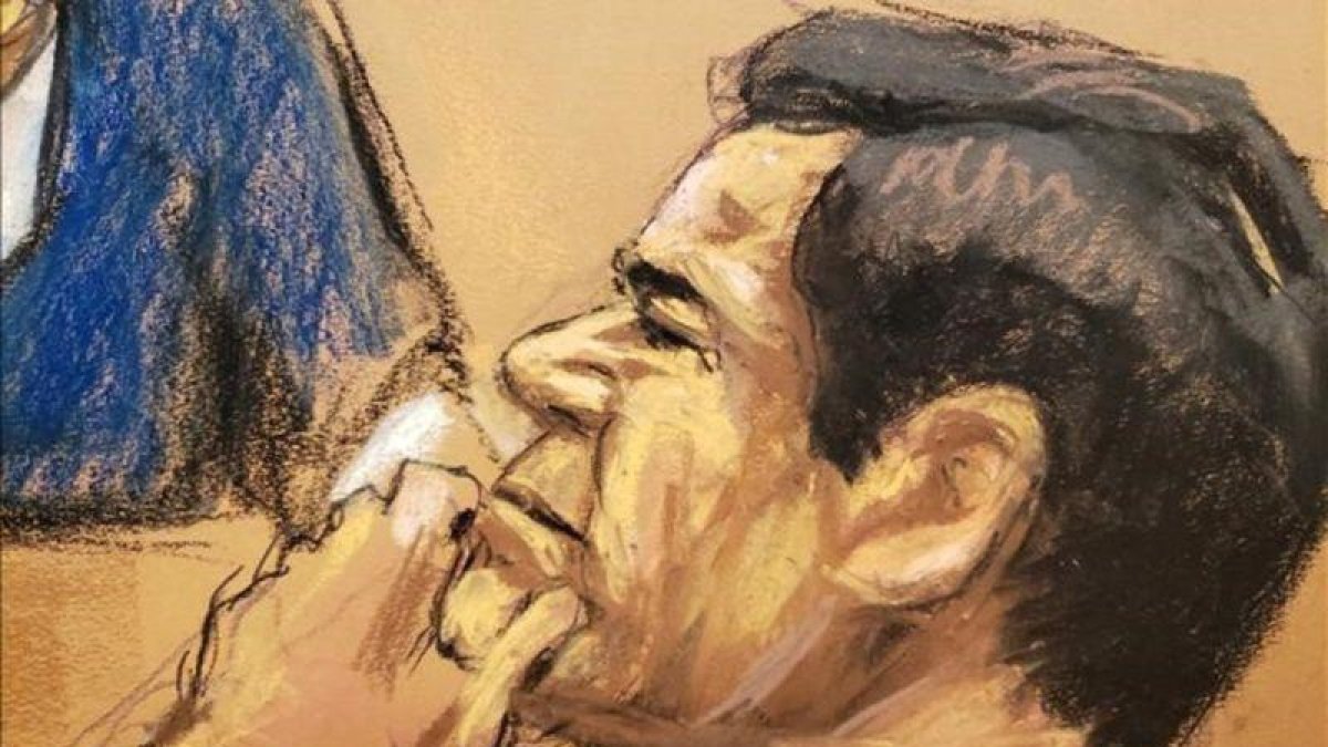 Joaquín El Chapo Guzmán escucha el testimonio de Isaías Valdez Ríos durante el juicio-JANE ROSENBERG (REUTERS)
