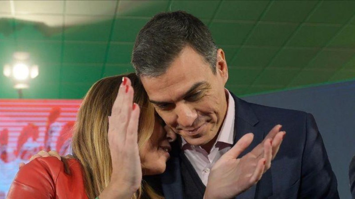 Susana Díaz y Pedro Sánchez, el pasado 18 de noviembre durante un mitin en Chiclana (Cádiz).-AFP / CRISTINA QUICLER