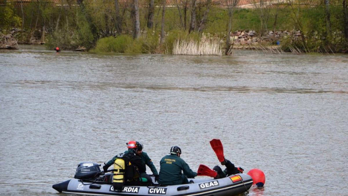 La Unidad de Actividades Subacuáticas de la Guardia Civil, durante la búsqueda de un cuerpo de un hombre en el Duero a su paso por Zamora-ICAL