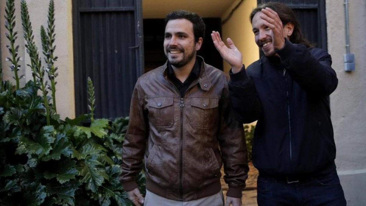 Pablo Iglesias y Alberto Garzón llegan a la Sala Mirador, en Madrid, para presentar su acuerdo de coalición.-JOSE LUIS ROCA
