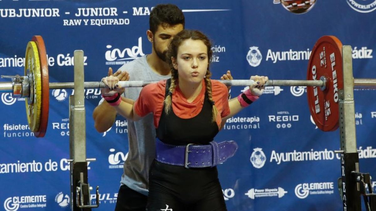 La joven Marina Lostau, en un momento de uno de sus ejercicios de la modalidad de sentadilla en los que se proclamó campeona de España durante el campeonato Sub-Junior de Cádiz.-J.M. LOSTAU