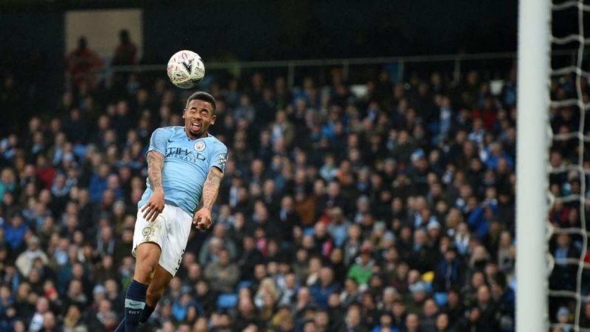 Gabriel Jesus se dispone a cabecear un balón.-AFP