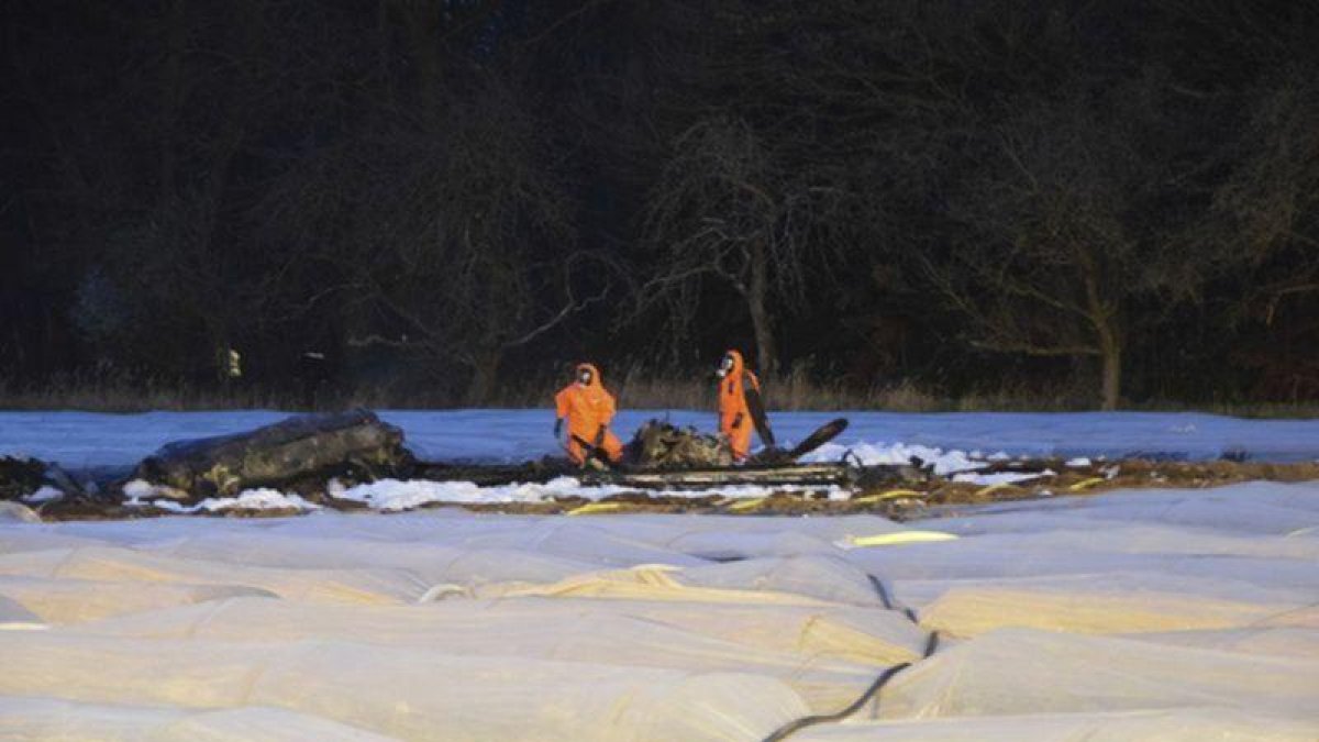Los servicios de emergencia en elárea del accidente aéreo donde falleció Natalia Filiova.-AP