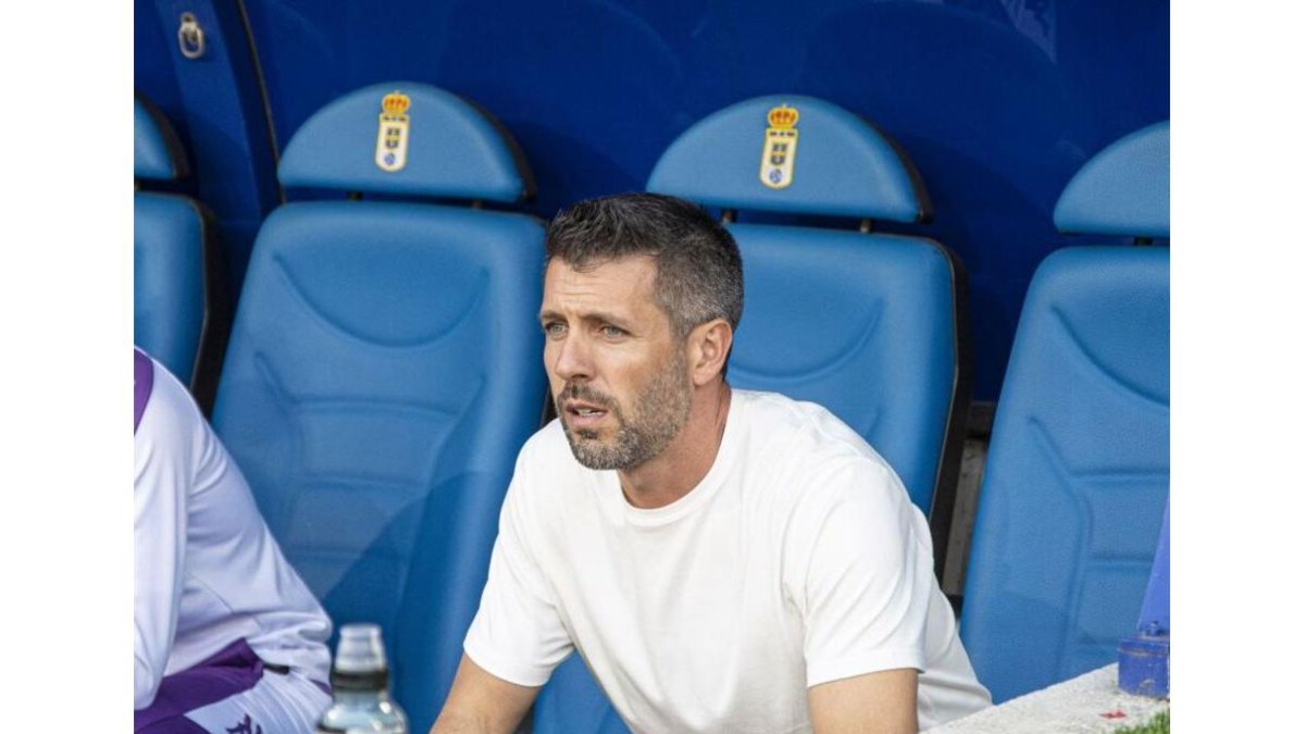 Pezzolano en el banquillo del Tartiere. / LALIGA
