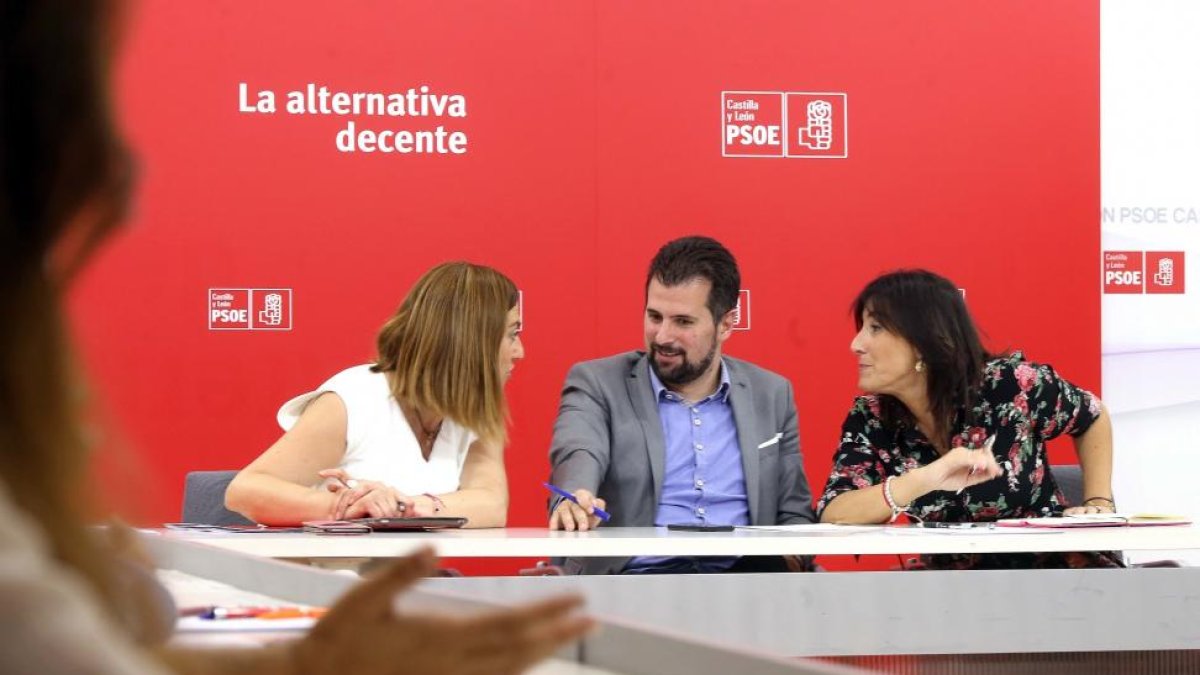 El secretario general del PSOECyL, Luis Tudanca, preside el Plenario de la Comisión Ejecutiva Autonómica del PSOE de Castilla y León junto a Virginia Barcones y Ana Sánchez-Miriam Chacón / ICAL