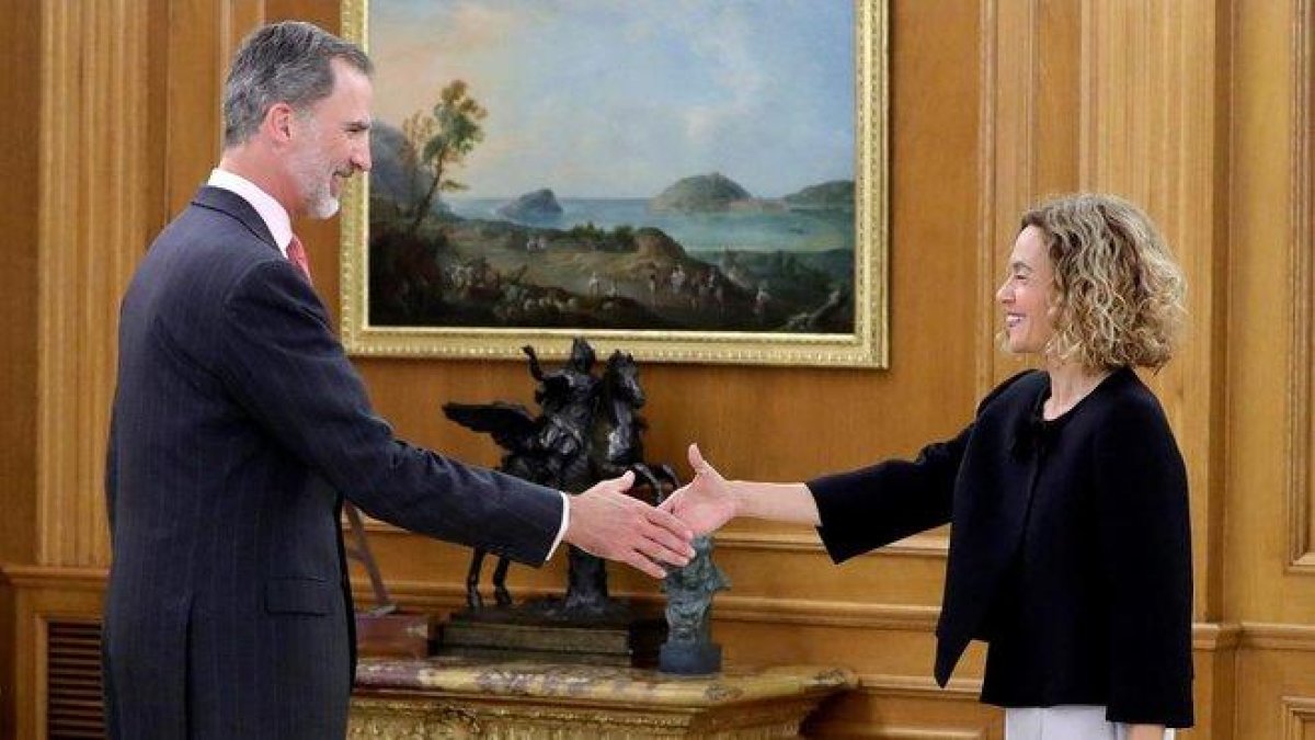 El Rey recibe a la presidenta del Congreso, Meritxell Batet, quien le ha entregado la lista de los representantes de los partidos para la ronda de consultas.-JUANJO MARTÍN (EFE)