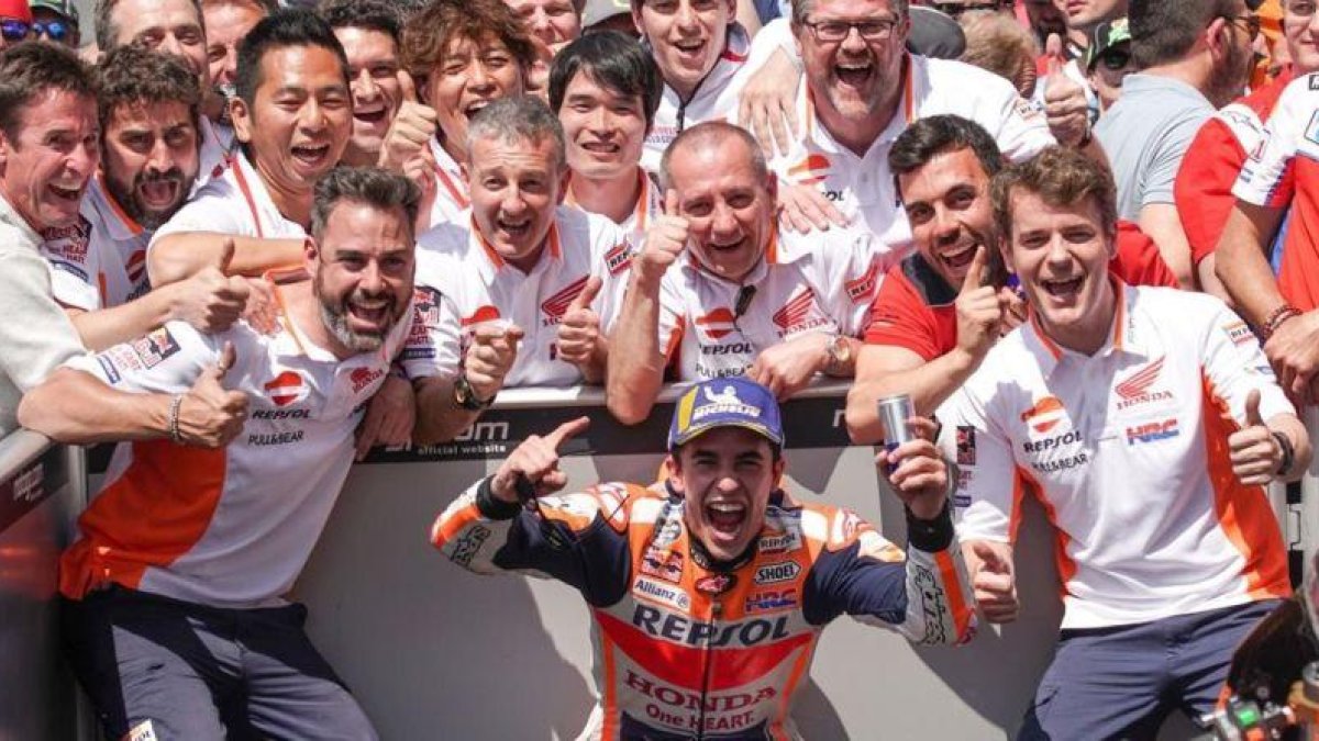 Marc Márquez (Honda) celebra con todo su equipo su triunfo en Francia.-ALEJANDRO CERESUELA