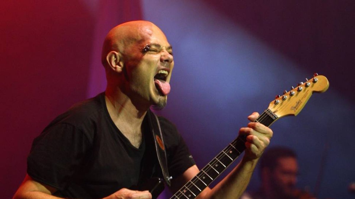 Jesús Cifuentes durante el concierto de la formación vallisoletana Celtas Cortos en la Plaza Mayor en las fiestas de la Virgen de San Lorenzo.-ICAL