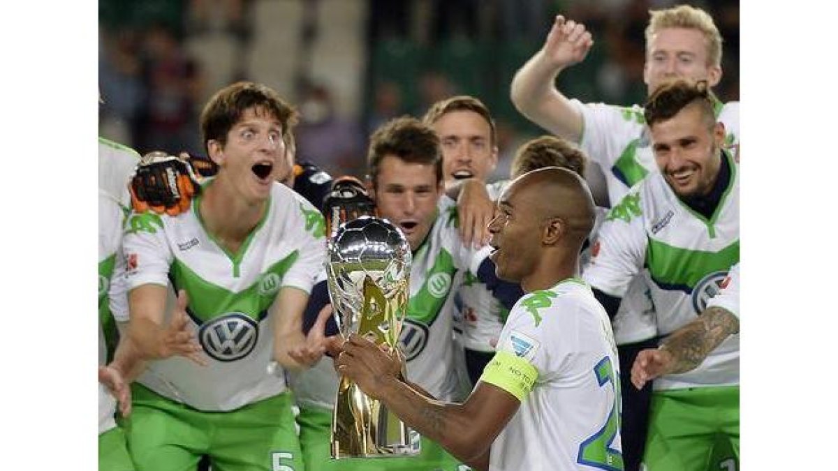 Los jugadores del Wolfsburg celebran la victoria ante el Bayern de Múnich en la Supercopa alemana.-Foto: AP / MARTIN MEISSNER
