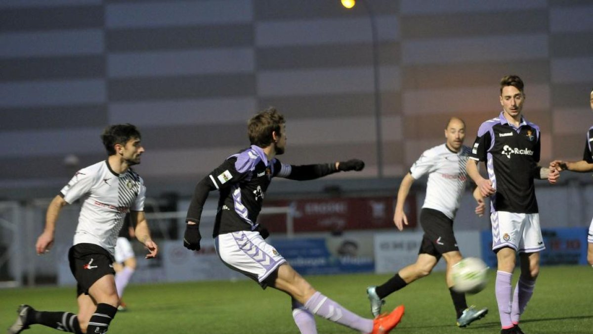 El filial vallisoletano salió goleado ayer en su visita a Mieres.-LA NUEVA ESPAÑA