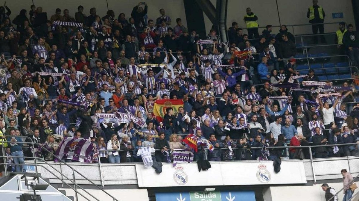 Aficionados desplazados desde Valladolid, ayer, en las gradas del estadio Santiago Bernabéu.-PHOTO-DEPORTE