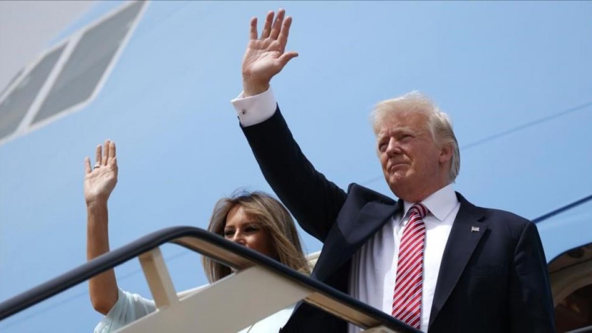 Donald Trump y su mujer Melania suben al Air Force One en Riad para viajar hacia Tel Aviv.-AP / EVAN VUCCI