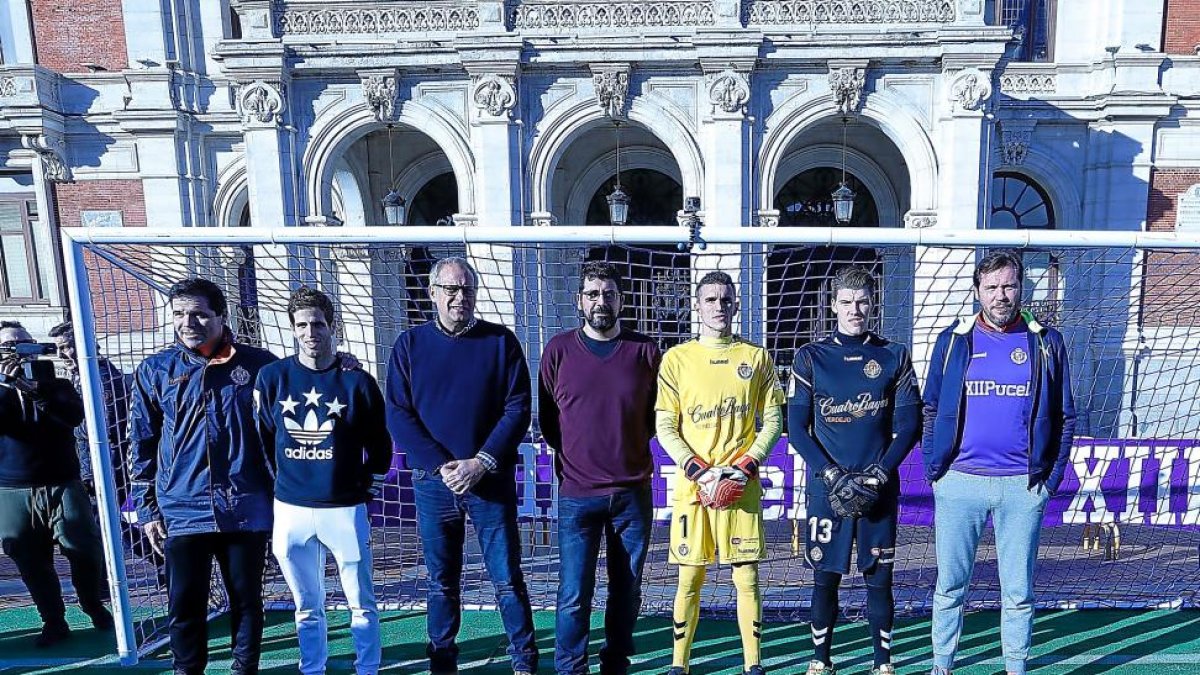Alberto, Hervías, José Antonio Martínez Bermejo, Alberto Bustos, Masip, Becerra y Óscar Puente, en el penalti solidario en la Plaza Mayor-J. M. LOSTAU