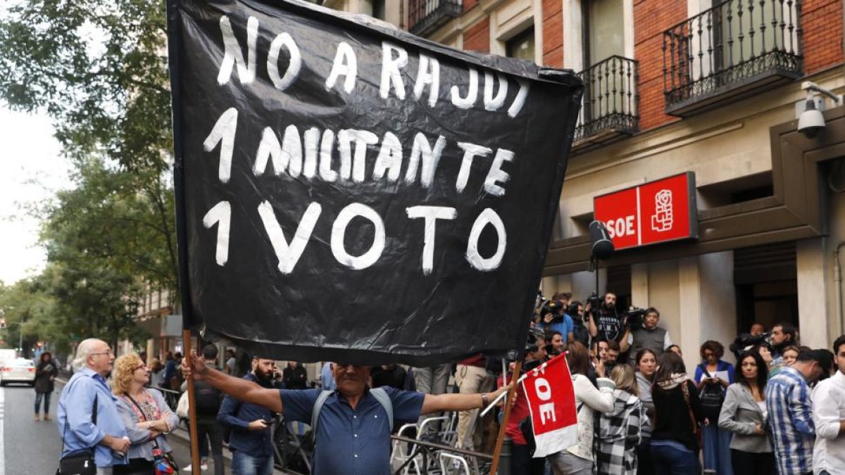 Simpatizantes partidarios de Sánchez y periodistas, ante la sede del PSOE, este sábado.-EFE / CHEMA MOYA