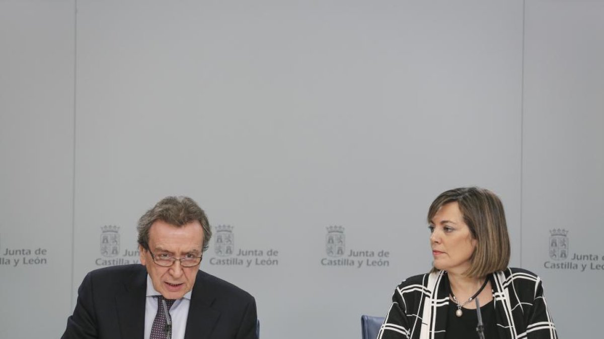 La portavoz de la Junta y consejera de Agricultura y Ganadería, Milagros Marcos, junto al consejero de Presidencia, Jose Antonio de Santiago-Juárez, comparecen tras la reunión del Consejo de Gobierno de la Junta de Castilla y León-ICAL