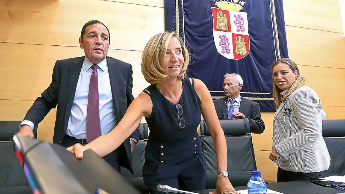 El consejero de Sanidad, Antonio María Sáez, y la consejera de Familia, Alicia García, ayer en la comparecencia.-ICAL