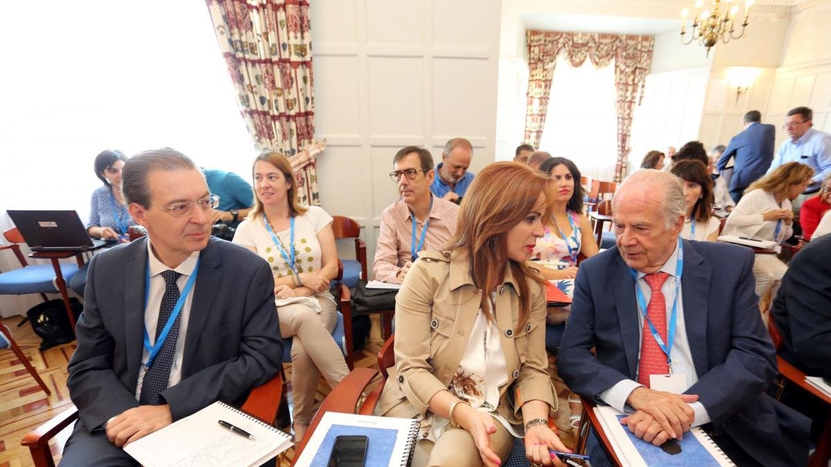 El presidente del CES, Germán Barrios, Silvia Clemente y el Procurador delComún,Javier Amoedo.-ICAL