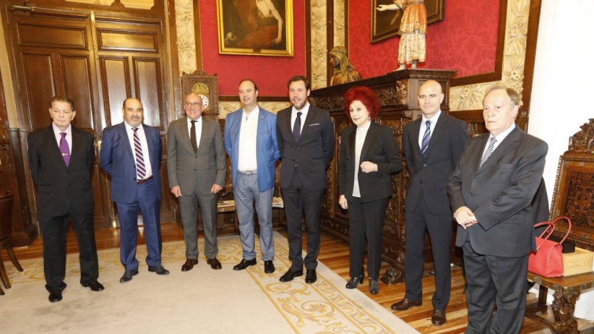 Cantalapiedra, Sanz, Carnero, Gómez, Puente, Aizpuru, Gutiérrez y De Pablos ayer en la entrega de los Piñones de Oro en la Casa Consistorial de Valladolid.-J.M.LOSTAU