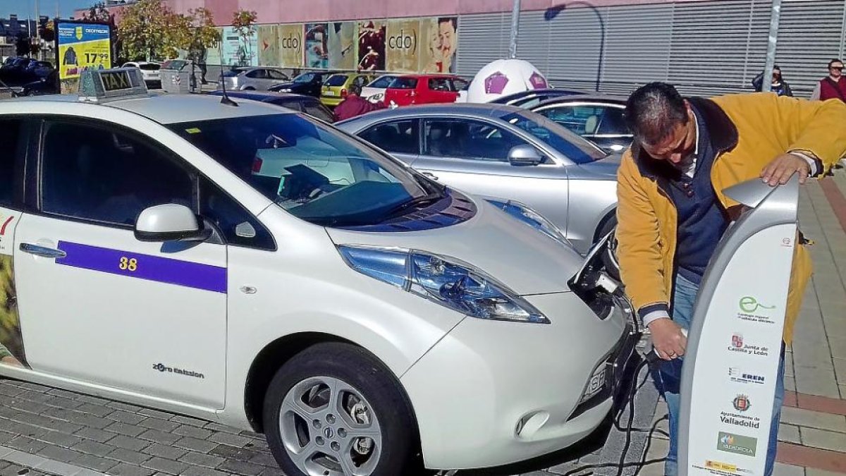El taxista Roberto San José con su Nissan Leaf cien por cien eléctrico reposta en el CDO Covaresa.-E. M.